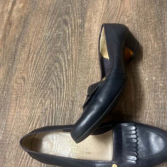 Salvatore Ferragamo 7.5E vintage navy micro heel preppy tasseled shoes. - Picture 8 of 15